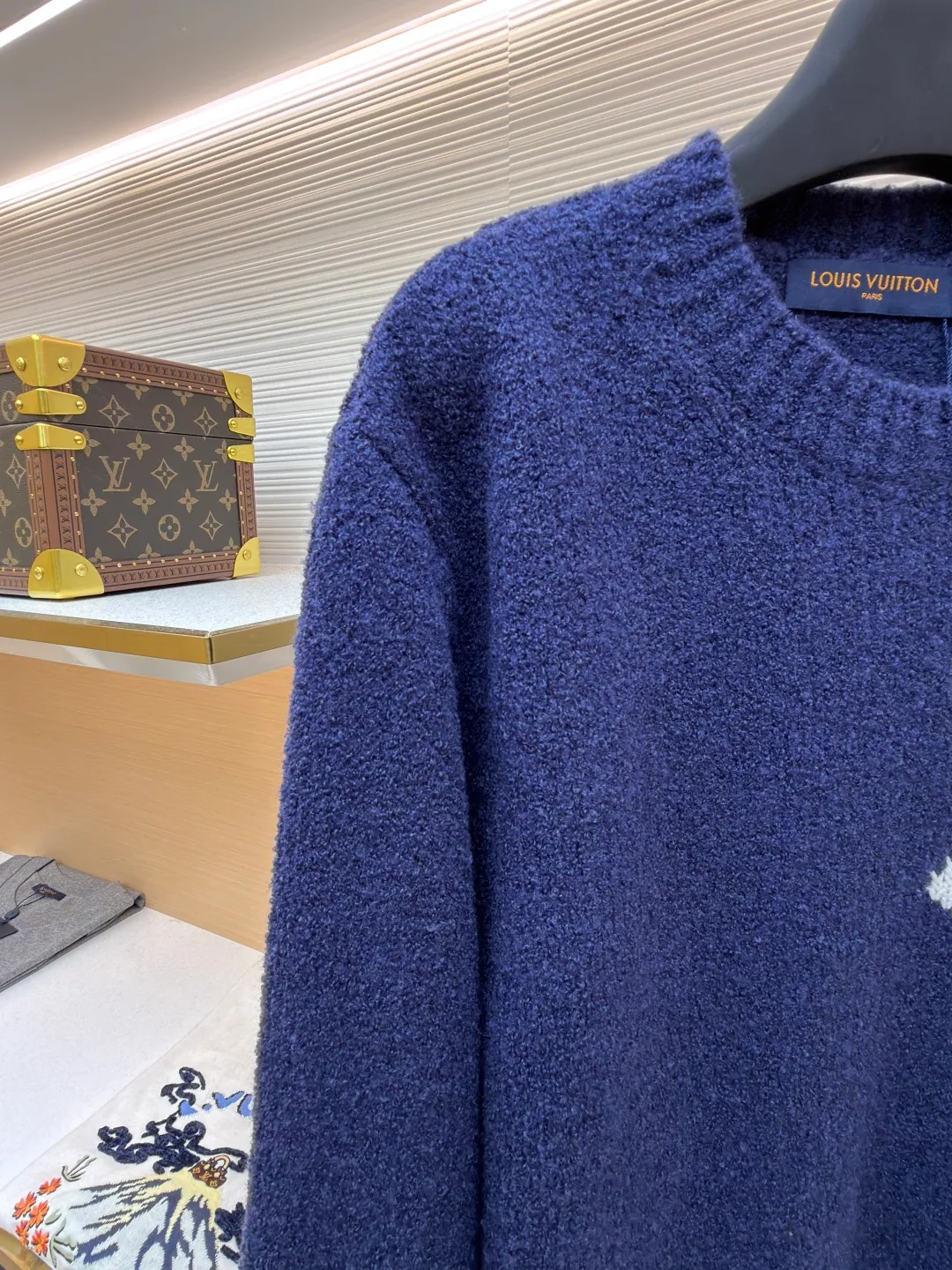 LOUIS VUITTON double-sided intarsia sweater ●Item number: 1681844-A85 ●Material: wool blended fabric ●Technology: knitted intarsia production ●Version: fitted version ●Weight: about 670 grams ●Size: S-M-L-XL ●Description: Made of custom-woven and dyed sheep wool 65% cotton %20 Spandex 15%. The special washing process is very soft and skin-friendly. It has 7 knitting workers. The thickness of each stitch of the inlay on the clothing logo is consistent with ZP. The back logo is mirror inlay. This crew-neck sweater is made of a blend of sheep wool and yak hair, and uses thick yarn to create a comfortable texture. The contrasting LV logo is integrated into the knitted fabric, and the mirror-effect logo is cleverly displayed on the rear. The casual and elegant design makes it easy to style your weekend look. The overall wiring is straight and delicate, the fabric is comfortable and soft, and the color is consistent without color difference. It can be matched with the same style to create a fashionable look and control various occasions. Customized accessories, complete with three standards, same style for men and women!